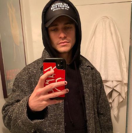 Thomas Doherty dated Dove Cameron.